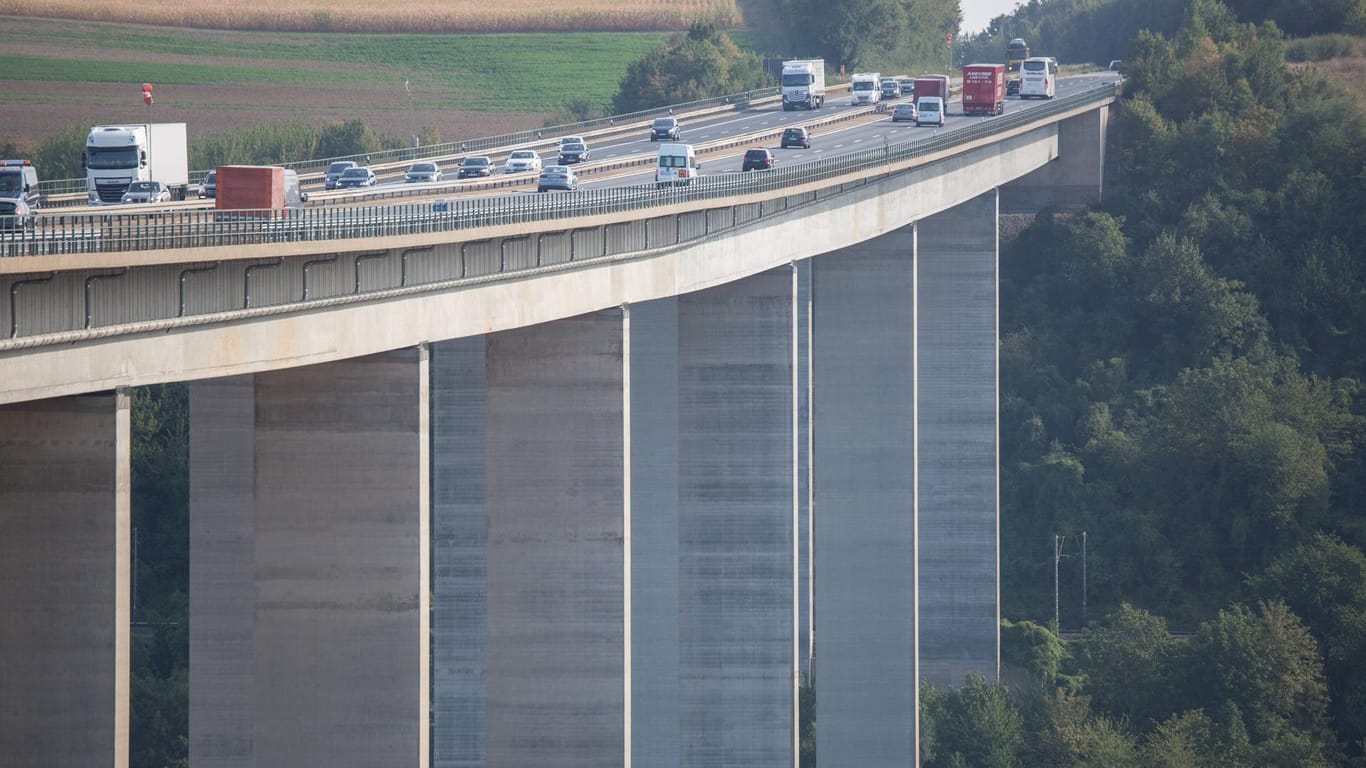 Eine Autobahnbrücke bei Würzburg: Über den Zustand vieler Brücken-Bauwerke zeigen sich Experten besorgt.