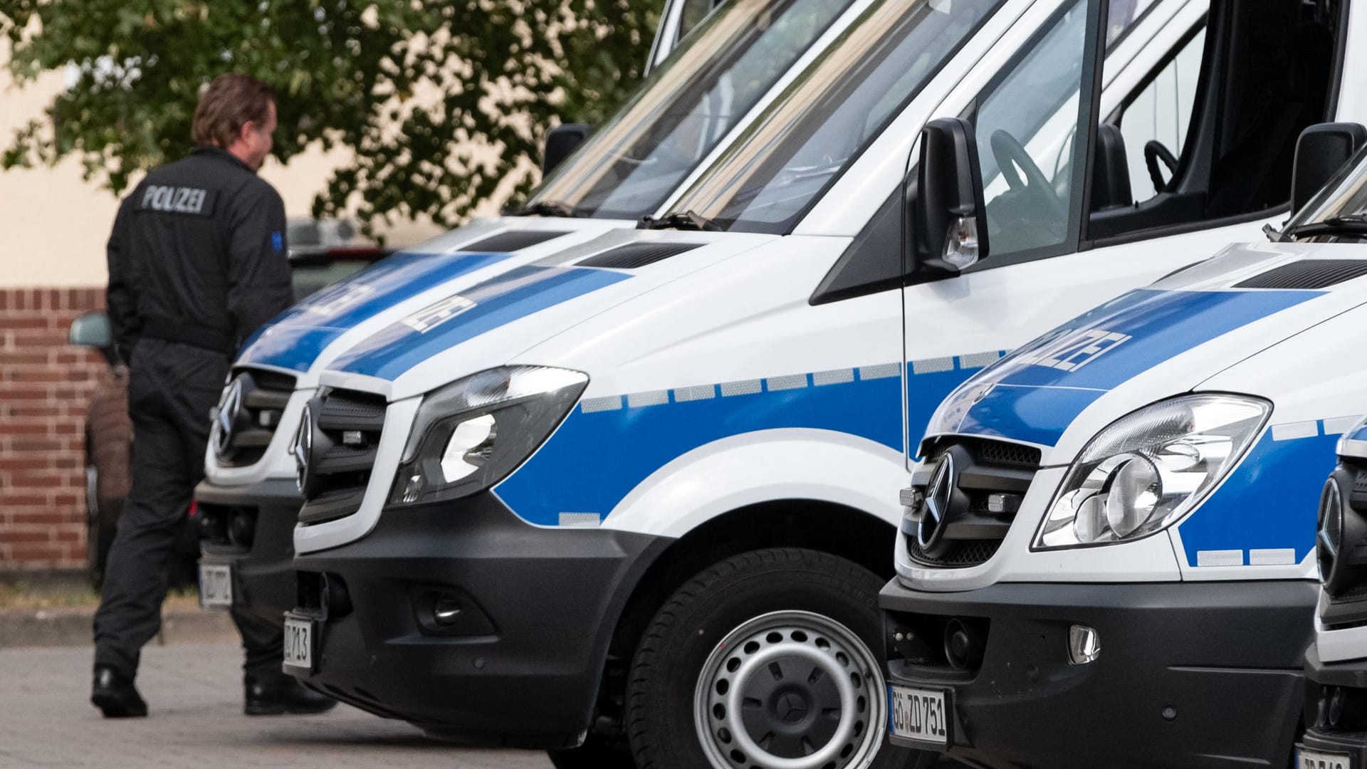 Polizeibeamter in Nienburg am Mittwochmorgen: Festnahmen hat es bei der Razzia nicht gegeben. Polizeibeamter in Nienburg am Mittwochmorgen: Festnahmen hat es bei der Razzia nicht gegeben.