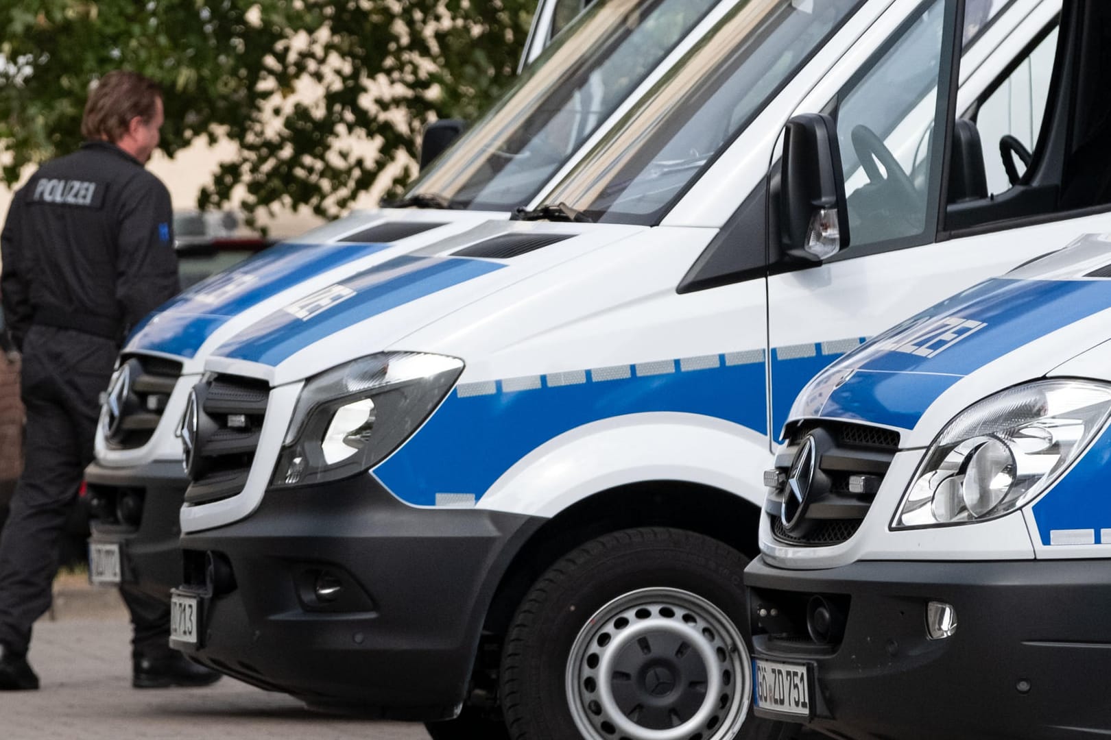 Polizeibeamter in Nienburg am Mittwochmorgen: Festnahmen hat es bei der Razzia nicht gegeben.