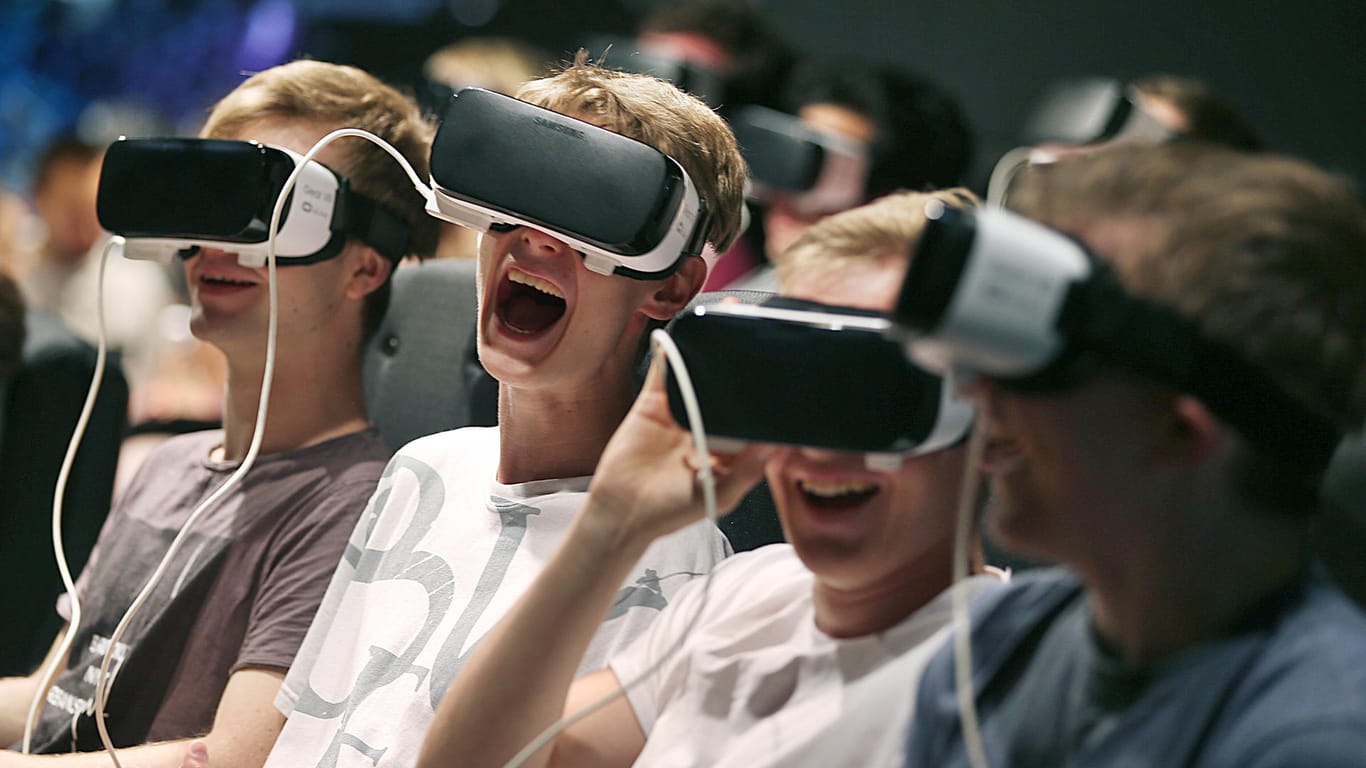 Besucher der Gamescom mit VR-Brillen: Die Computerspiel-Messe hat sich zum weltweit größten Event für Computer- und Videospiele entwickelt.