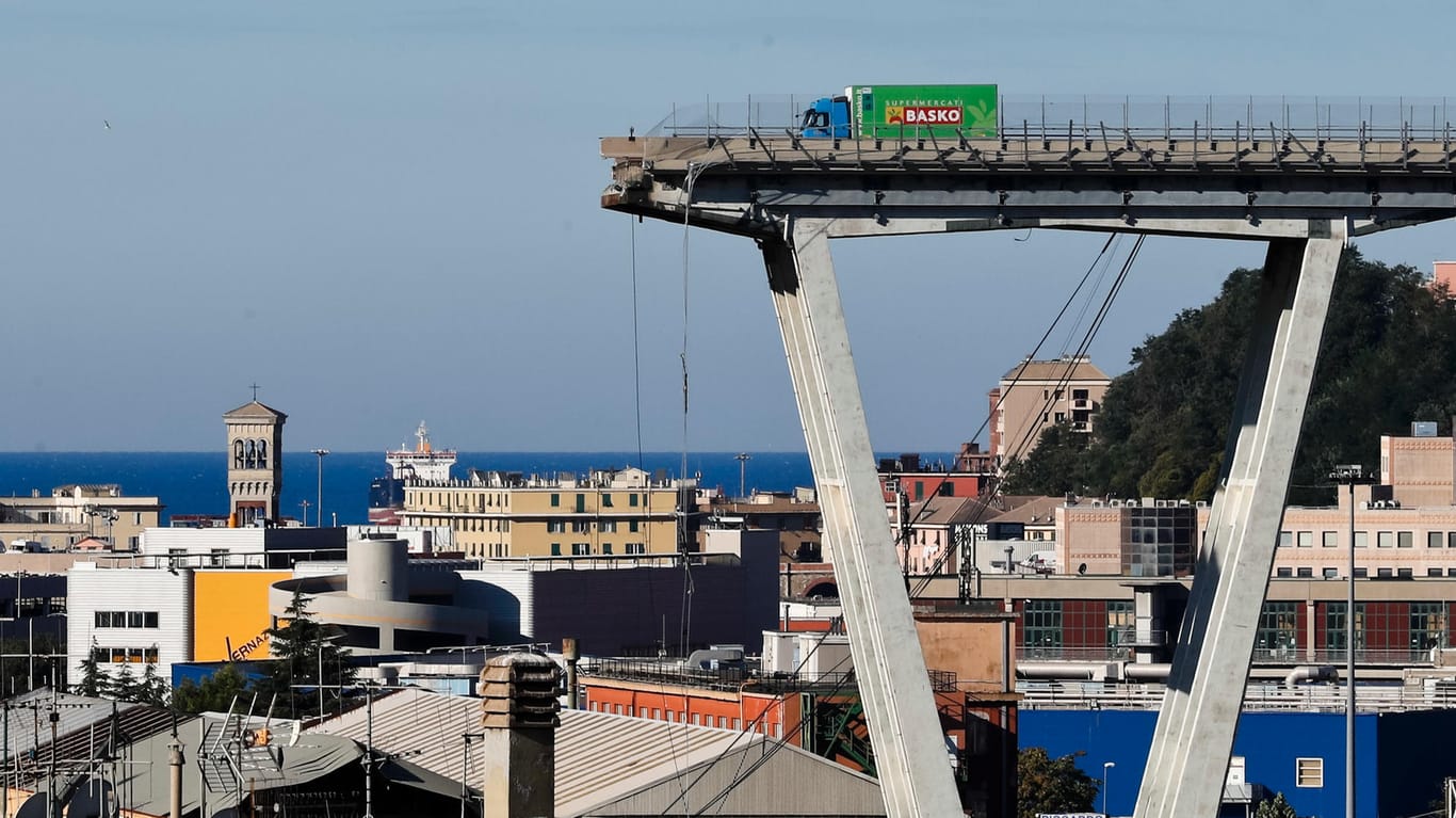 Die Überreste der eingestürzten Morandi-Brücke in Genua: Ein Lastwagen blieb während der Katastrophe kurz vor der Abbruchstelle stehen.