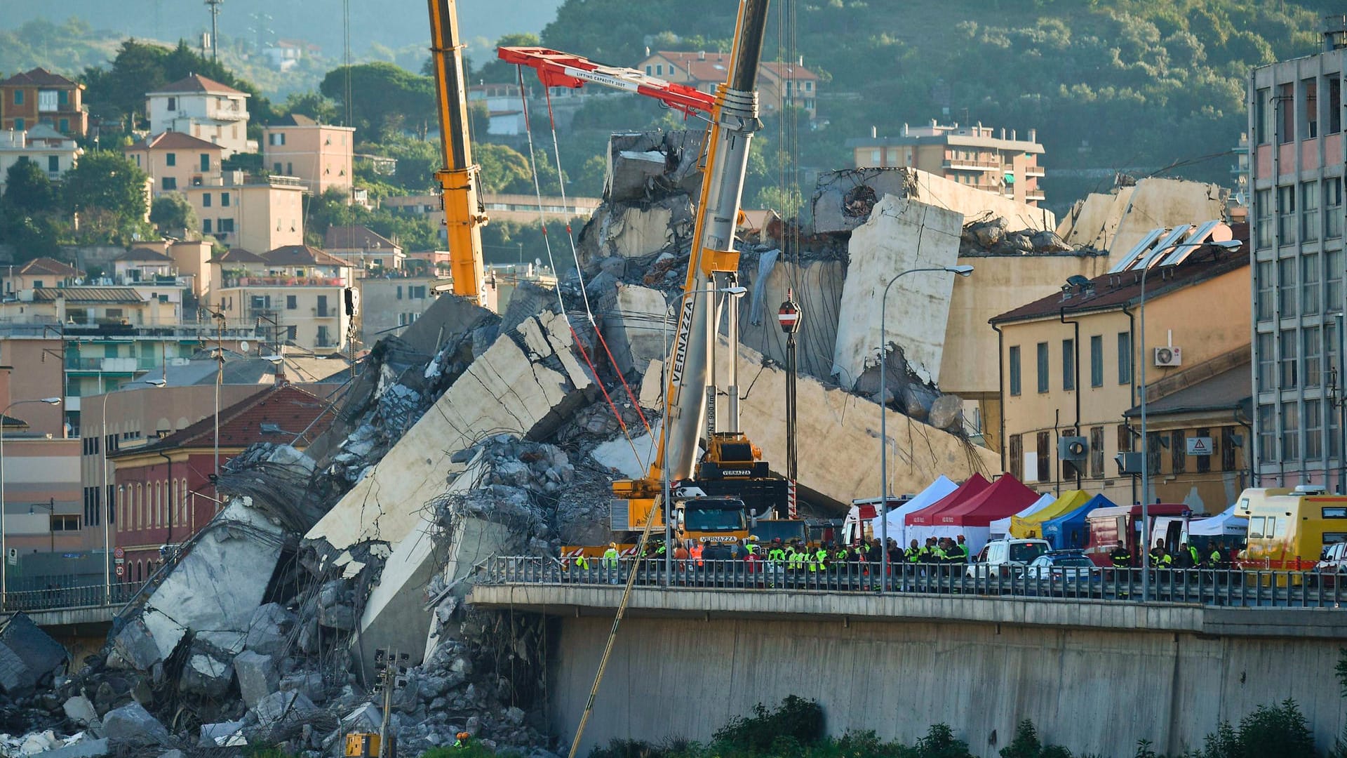 Suche nach Opfern geht weiter: Mit schwerem Gerät tragen Rettungskräfte die Betontrümmer an der Unglücksstelle ab.