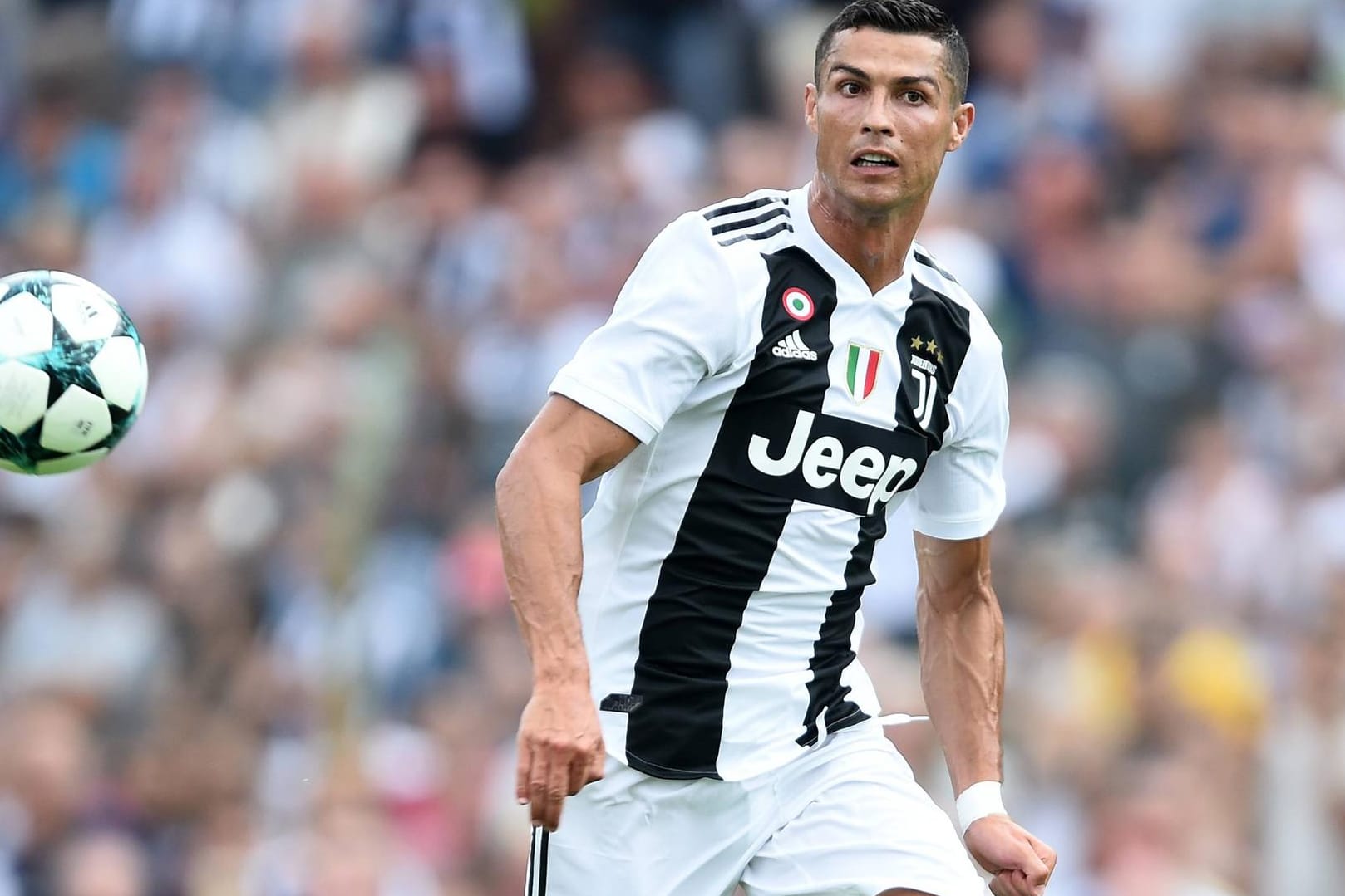 Cristiano Ronaldo im Trikot seines neuen Vereins Juventus Turin. Er scheint sich schnell eingelebt zu haben in Italien.