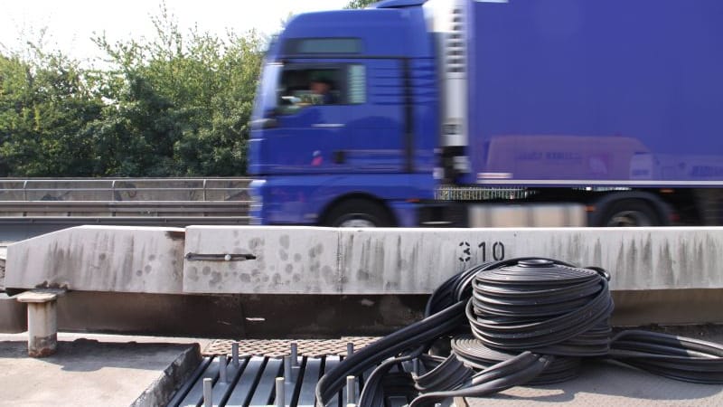 Ein Lkw auf der Rheinbrücke Neuenkamp: Die Schwertransporter haben ein immer höheres Gewicht. Darauf war die Brücke bei ihrer Planung nicht ausgelegt worden.