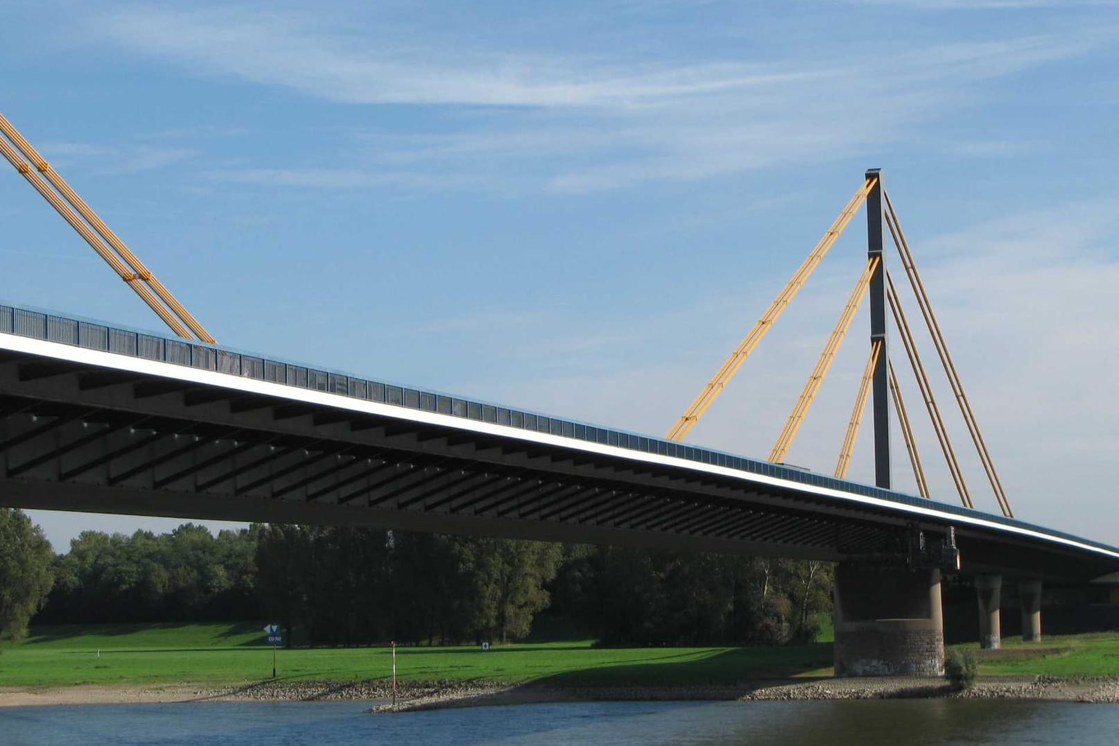 Rheinbrücke Neuenkamp: Nach knapp 50 Jahren kommt sie nun unter ständige Beobachtung.