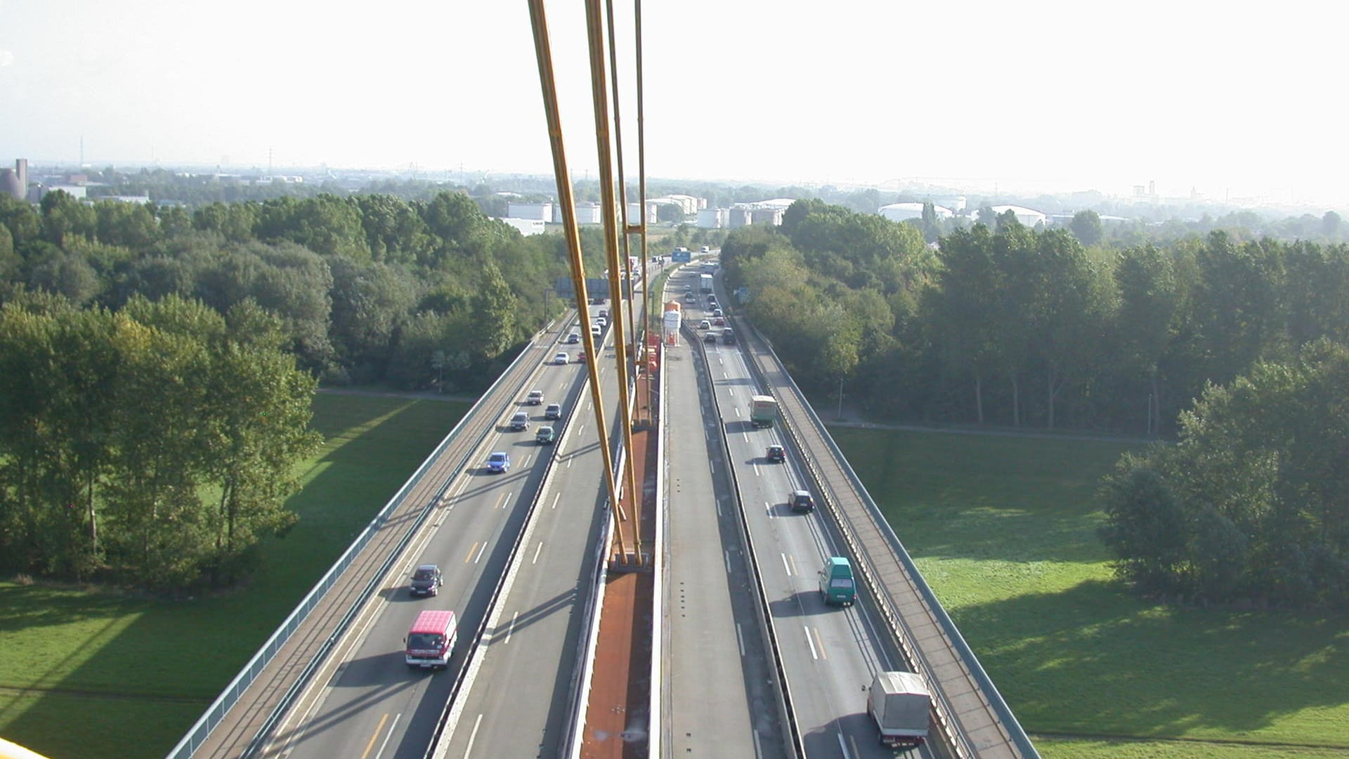 Nur noch vierspurig: Die jahrelange Überlastung hat der Rheinbrücke Neuenkamp schwer zugesetzt.