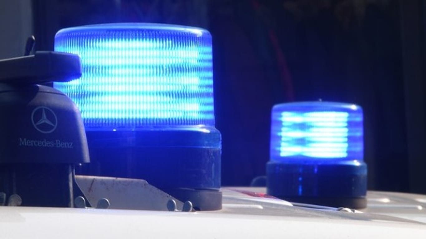 Blaulicht der Polizei: In Düsseldorf wurde eine Frau mit einem Messer angegriffen.