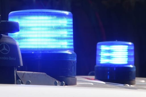Blaulicht der Polizei: In Düsseldorf wurde eine Frau mit einem Messer angegriffen.