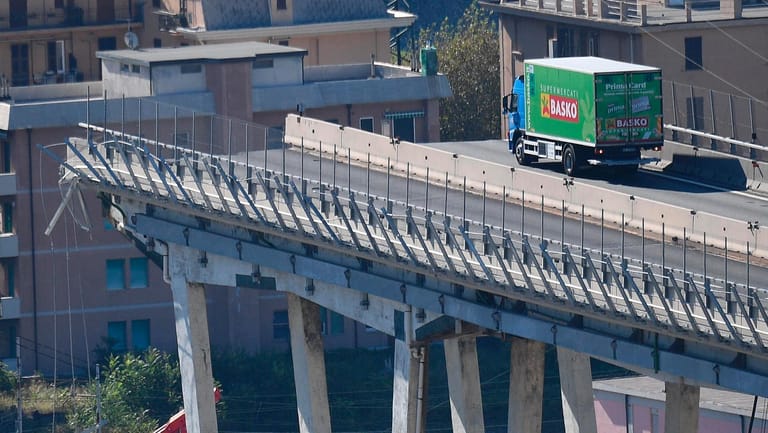 Die eingestürzte Autobahnbrücke in Genua: Lkw-Fahrer Luigi konnte gerade noch vor der Abbruchstelle bremsen.