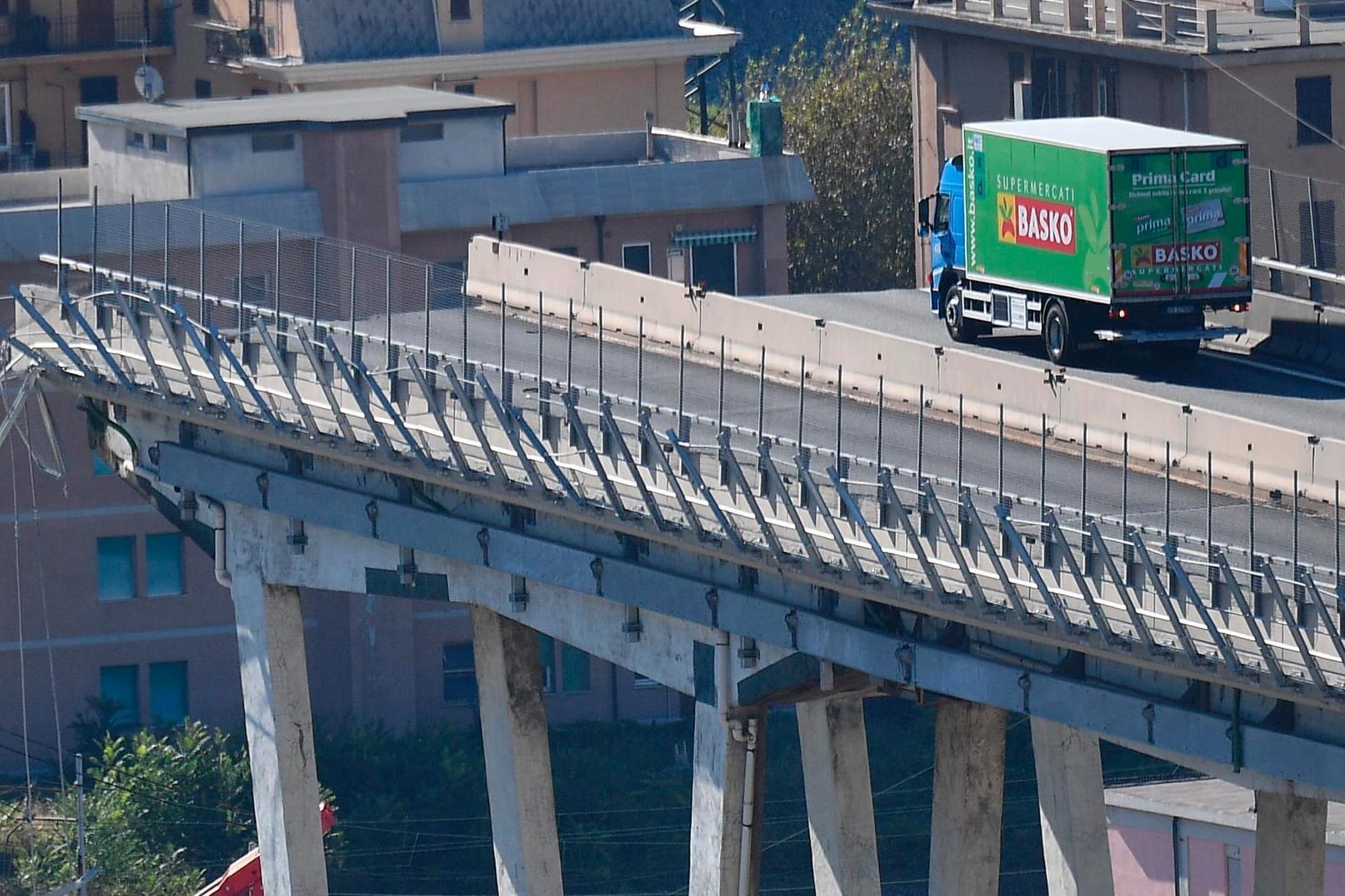 Die eingestürzte Autobahnbrücke in Genua: Lkw-Fahrer Luigi konnte gerade noch vor der Abbruchstelle bremsen.