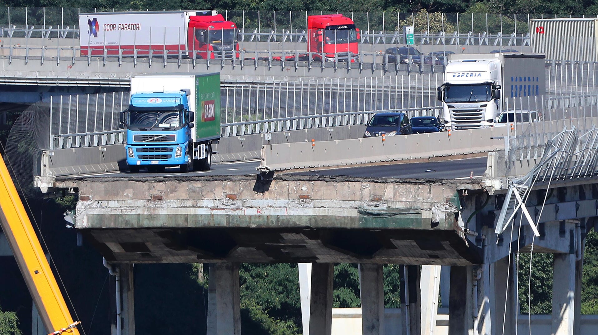 Am Rande des Abgrunds: Das Foto zeigt wie knapp der Lkw-Fahrer dem Desaster entkam.