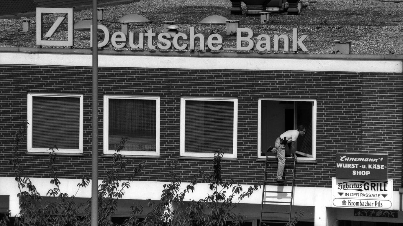 Mitarbeiter des Sondereinsatzkommandos im Einsatz: In dieser Filiale der Deutschen Bank in Gladbeck ereignete sich das Geiseldrama.