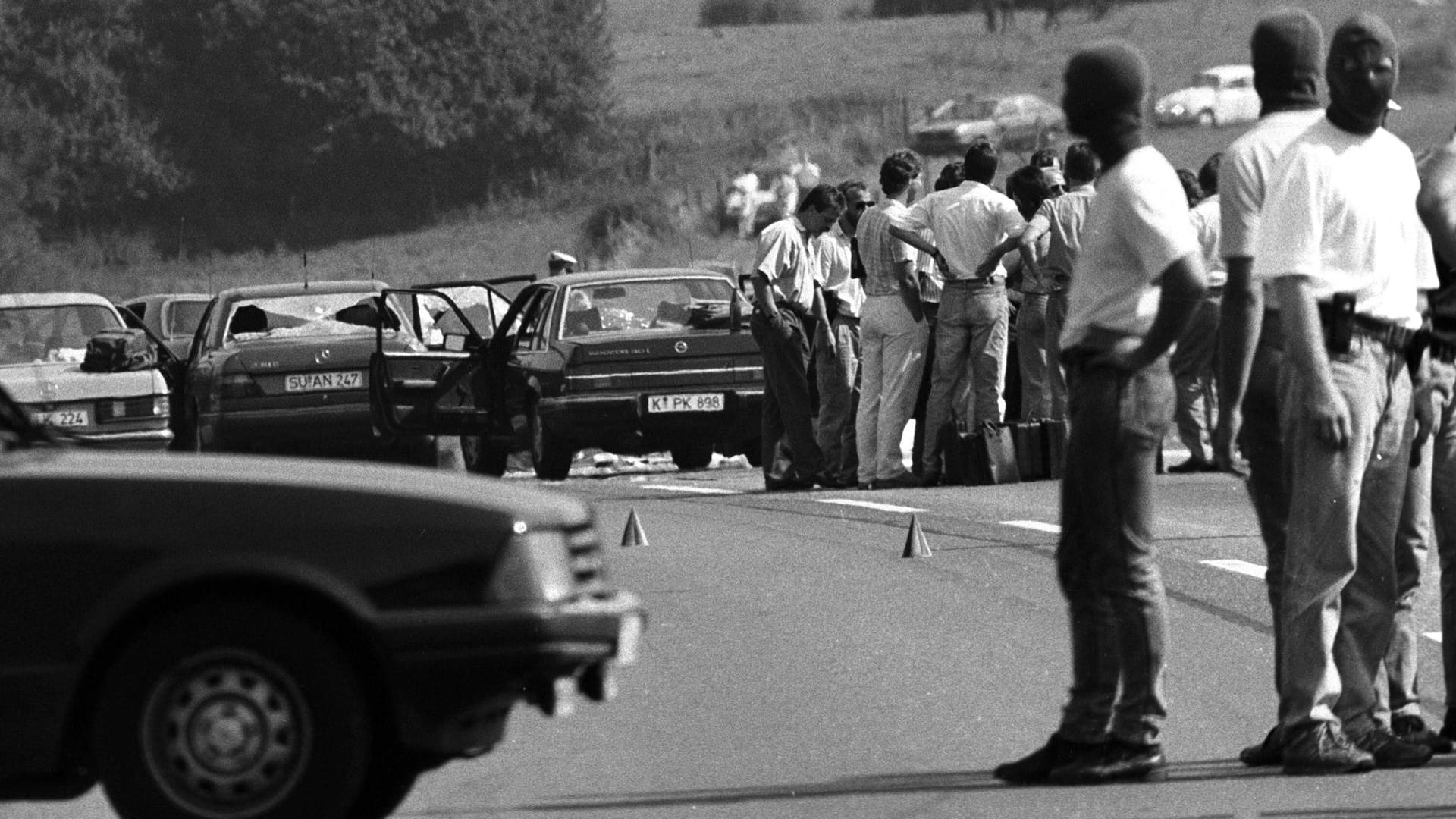 Ein Spezialeinsatzkommando der Polizei sperrt die Autobahn A3 bei Bad Honnef kurz vor der rheinland-pfälzischen Landesgrenze: Die Geiselnahme von Gladbeck findet hier mit der Ermordung der Geisel Silke Bischoff ihr tragisches Ende.