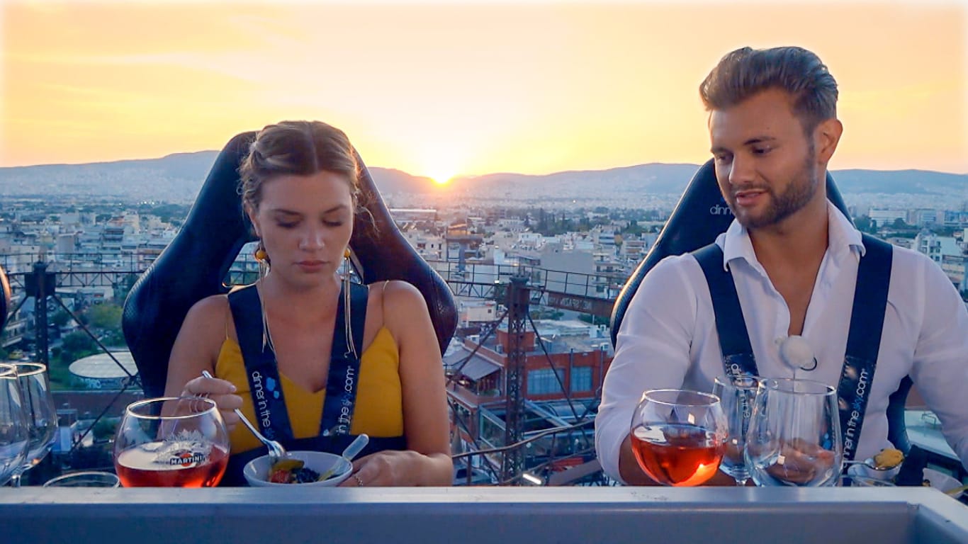 Nadine und Daniel: Über den Dächern von Athen genießen sie ein traumhaftes Date.