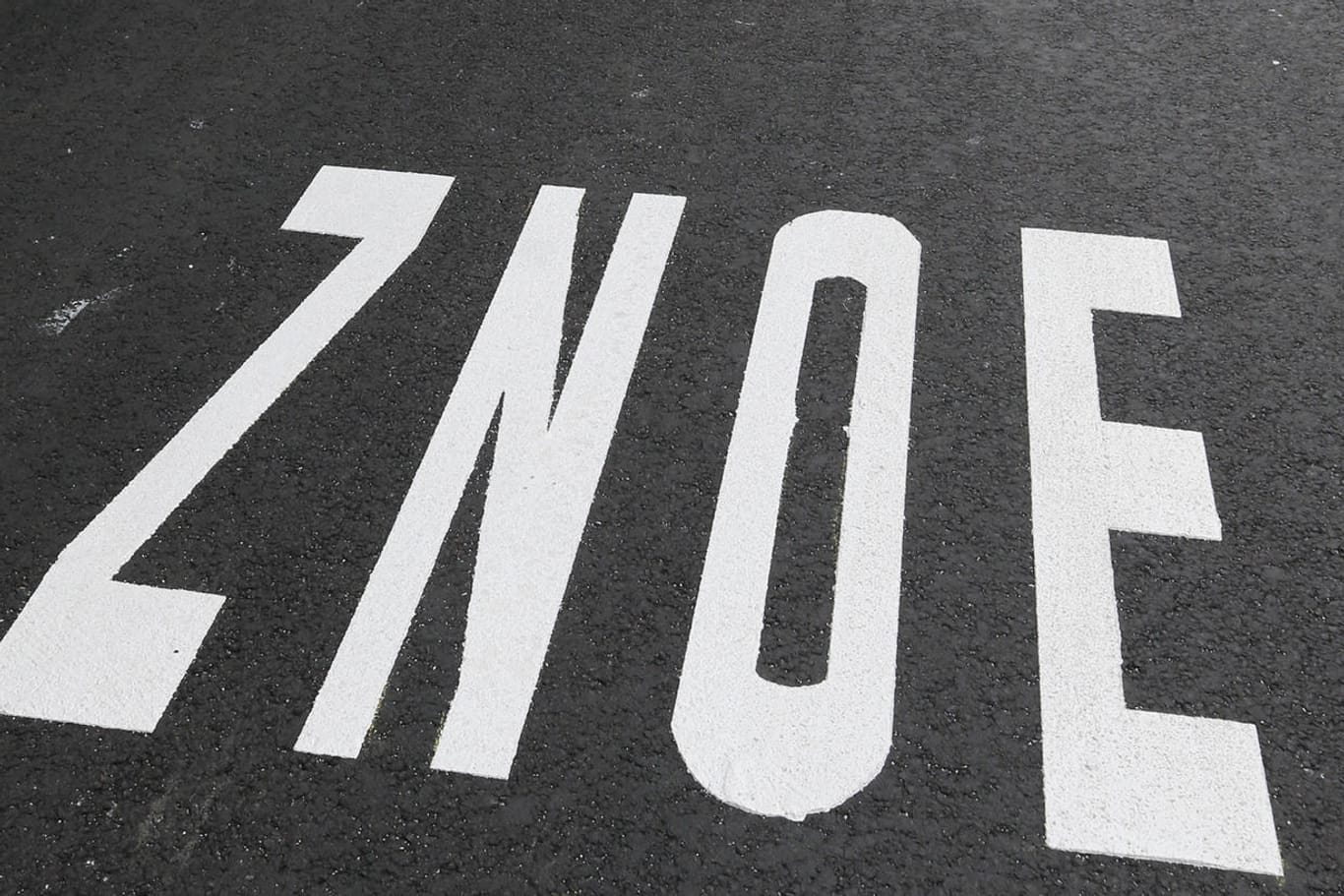 "30 Znoe" in Pforzheim: Die Straßenaufschrift sollte eigentlich eine 30er-Zone ankündigen.