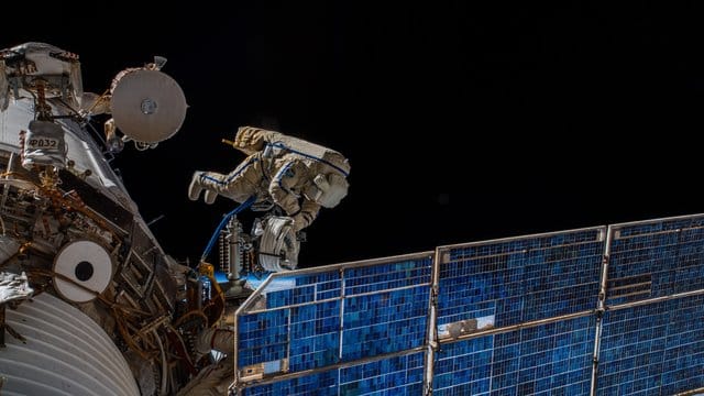Die Kosmonauten Oleg Germanowitsch Artemjew und Sergei Walerjewitsch Prokopjew bringen bei einem knapp siebenstündigen Einsatz eine Antenne an der Außenhülle der ISS an, die entscheidend für das Icarus-Projekt ist. Die Kosmonauten Oleg Germanowitsch Artemjew und Sergei Walerjewitsch Prokopjew bringen bei einem knapp siebenstündigen Einsatz eine Antenne an der Außenhülle der ISS an, die entscheidend für das Icarus-Projekt ist.