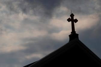 Dunkle Wolken über einer katholischen Kirche in Pittsburgh, Pennsylvania: 1000 Opfer sexuellen Missbrauchs haben Ermittler in dem US-Staat ausfindig gemacht. John ist eines von ihnen.