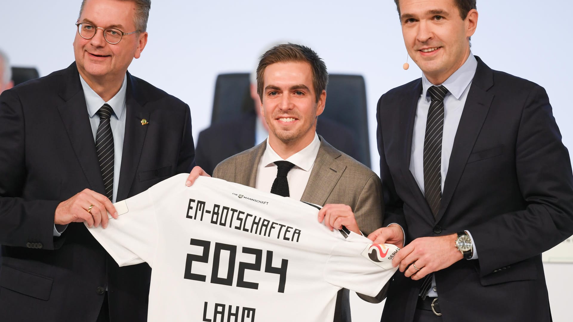 Dezember 2017: Philipp Lahm mit DFB-Präsident Reinhard Grindel (l.) und Generalsekretär Friedrich Curtius (r.) beim DFB-Bundestag in Frankfurt.