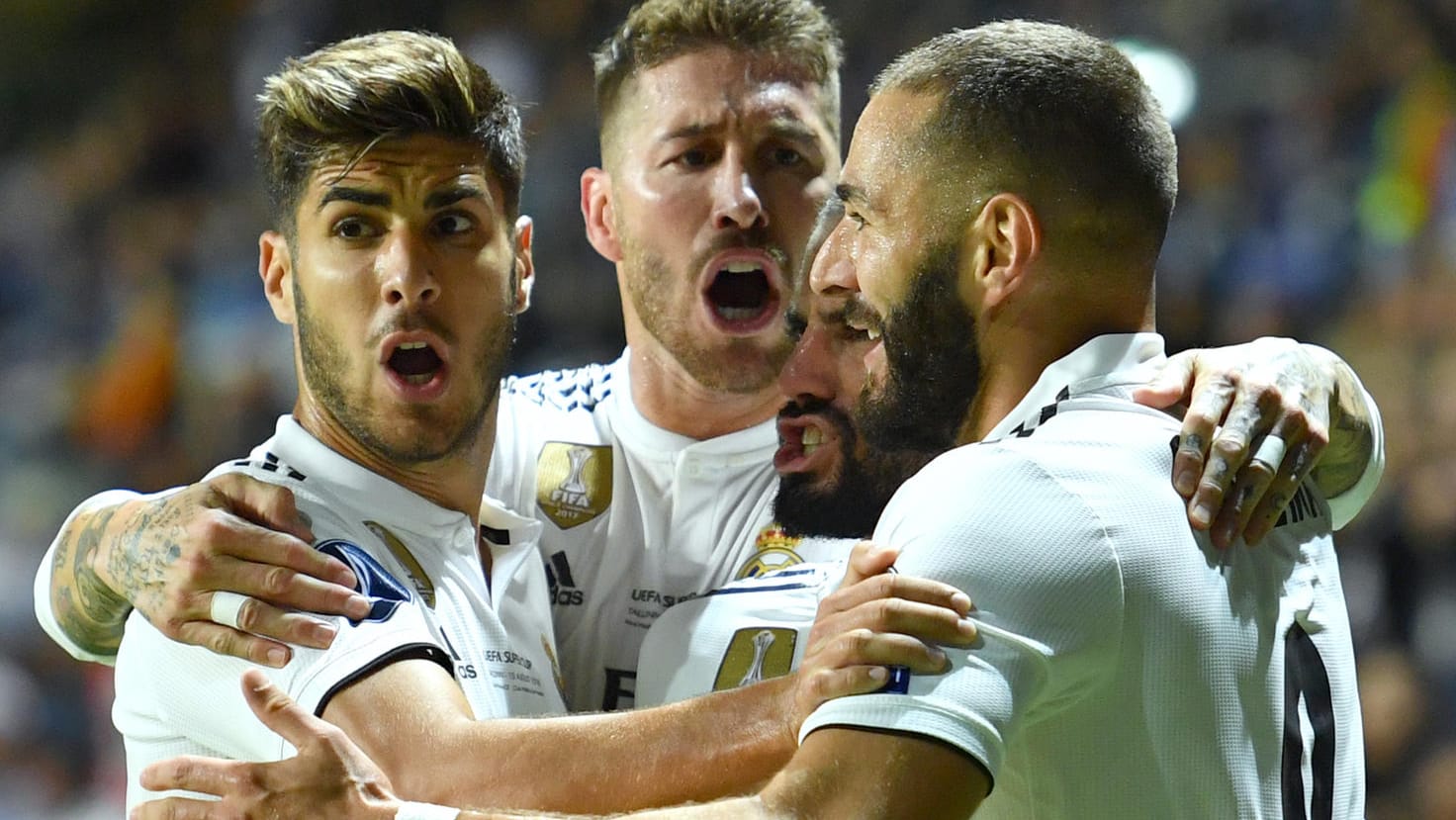 Karim Benzema (r.) feiert mit Marco Asensio (l.) und Sergio Ramos seinen Treffer zum Ausgleich.