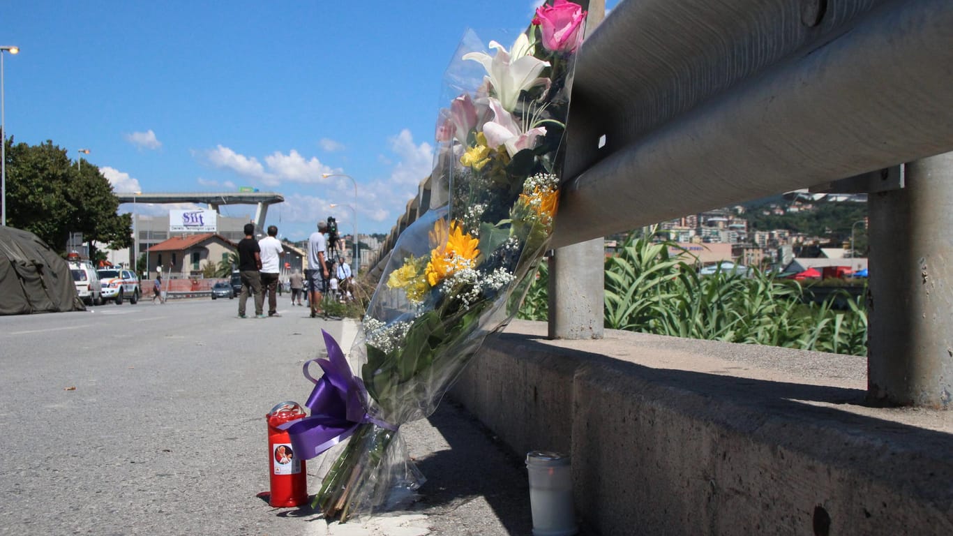 Blumen für die Opfer: Bei dem Unglück in Genua kamen mehr als 40 Menschen ums Leben.