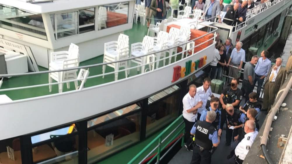 Polizeieinsatz am Anleger: Zuvor flogen Gegenstände zwischen Schiff mit AfD-Anhängern und "Seebrücke"-Demo.