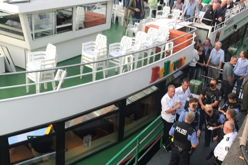 Polizeieinsatz am Anleger: Zuvor flogen Gegenstände zwischen Schiff mit AfD-Anhängern und "Seebrücke"-Demo.