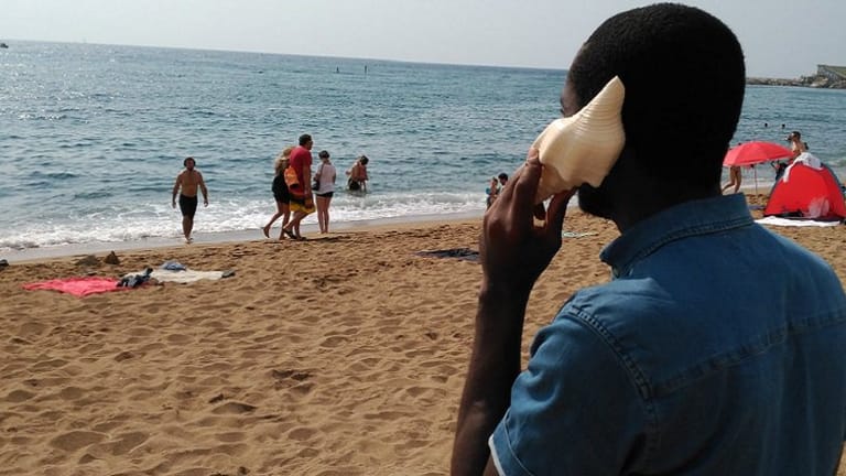 Muscheln mit Botschaft: An spanischen Stränden sind 300 Seeschneckengehäuse mit Schilderungen von Flüchtlingen platziert worden.