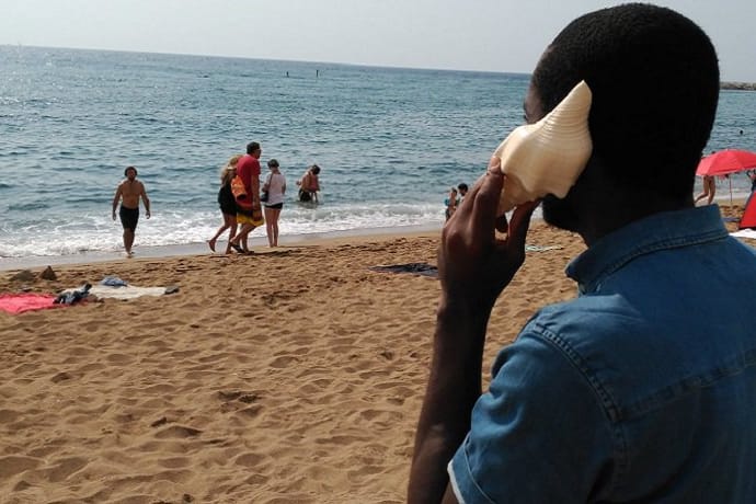 Muscheln mit Botschaft: An spanischen Stränden sind 300 Seeschneckengehäuse mit Schilderungen von Flüchtlingen platziert worden.