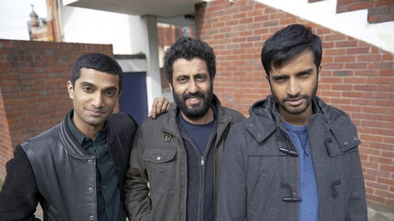 Die Kamal-Brüder Shahid (Danny Ashok), Ahmed (Adeel Akhtar) und Usman (Hamza Jeetooa) in "Wir sind alle Millionäre".