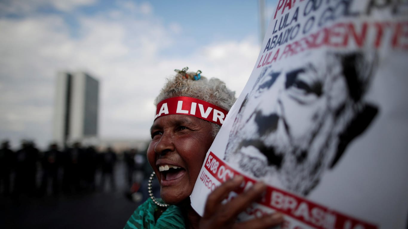 Ein Unterstützer hält ein Foto des ehemaligen brasilianischen Präsidenten Lula da Silva: Tausende von Lulas Anhängern sind in Brasilia, um die Registrierung seiner Präsidentschaftskandidatur zu überwachen.