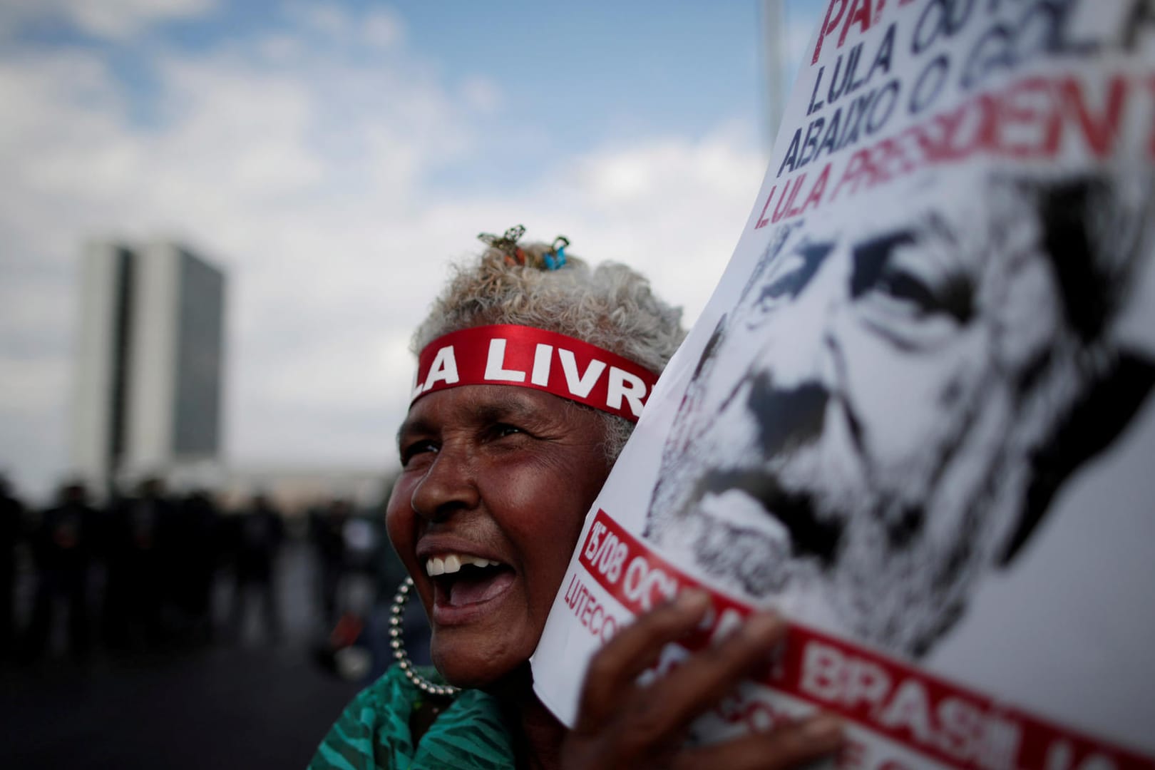 Ein Unterstützer hält ein Foto des ehemaligen brasilianischen Präsidenten Lula da Silva: Tausende von Lulas Anhängern sind in Brasilia, um die Registrierung seiner Präsidentschaftskandidatur zu überwachen.