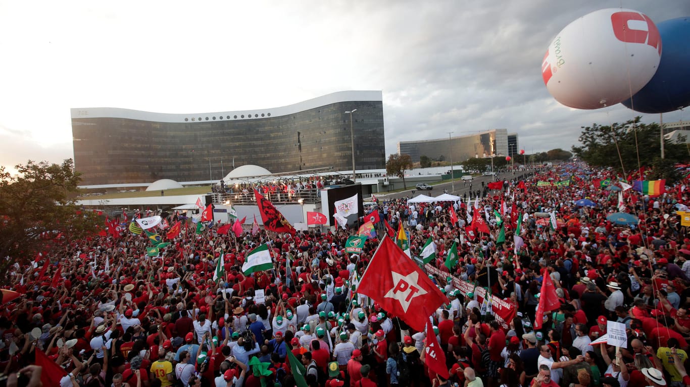Tausende Anhänger des ehemaligen Regierungschef demonstrieren in Brasilia: Lula da Silva ist zur Zeit der beliebteste Kandidat im Rennen um den Chefsessel Brasiliens.