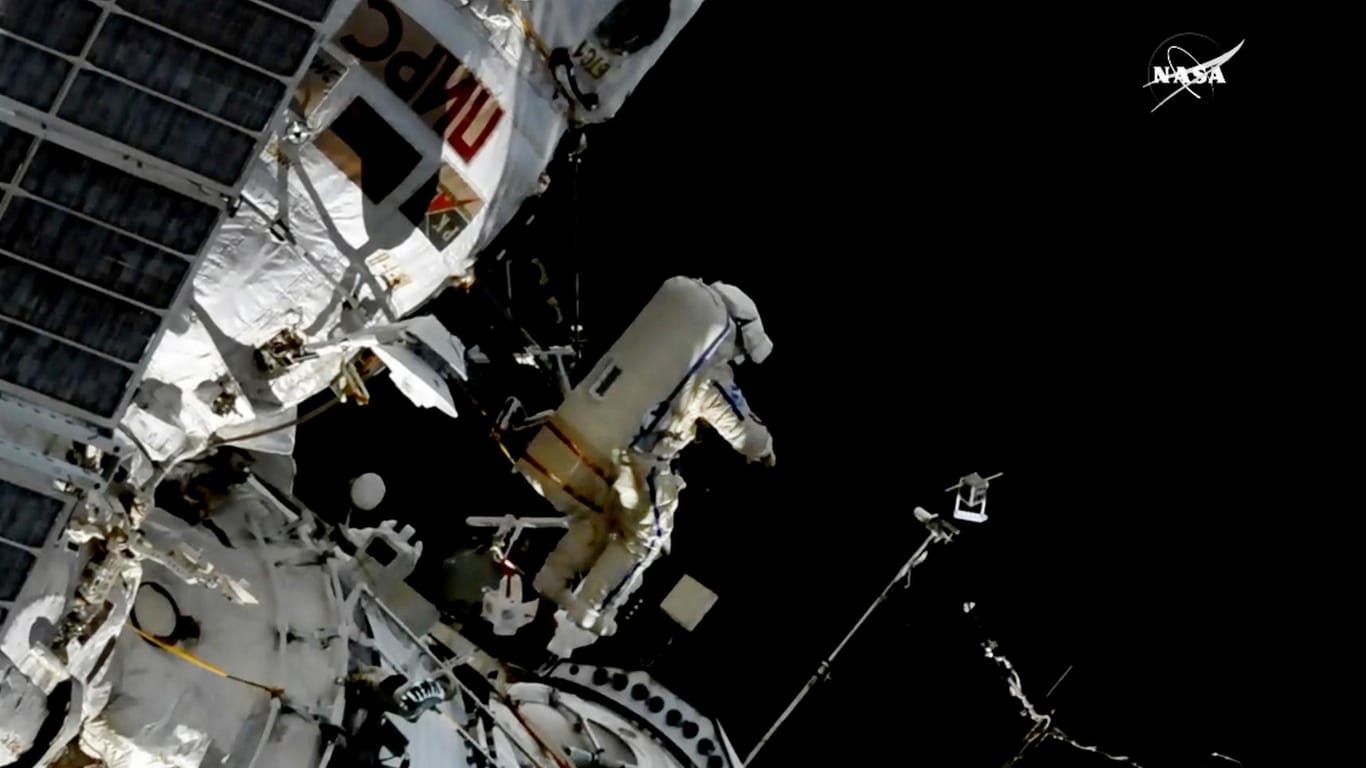 Kosmonaut Sergej Prokopjew beim Weltraumspaziergang: Die Antenne ist an der Außenhülle der ISS befestigt.