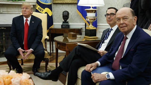 US-Präsident Donald Trump mit Finanzminister Steve Mnuchin und Handelsminister Wilbur Ross (r), Handelsminister der USA im Oval Office des Weißen Hauses. US-Präsident Donald Trump mit Finanzminister Steve Mnuchin und Handelsminister Wilbur Ross (r), Handelsminister der USA im Oval Office des Weißen Hauses.