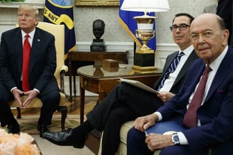 US-Präsident Donald Trump mit Finanzminister Steve Mnuchin und Handelsminister Wilbur Ross (r), Handelsminister der USA im Oval Office des Weißen Hauses.