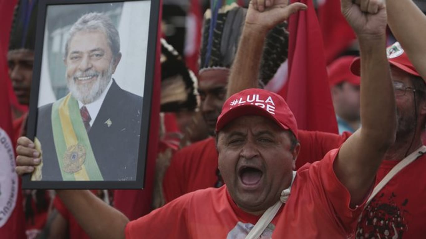 Ein Unterstützer hält bei einer Demonstration in Brasilia ein Foto des ehemaligen brasilianischen Präsidenten Lula da Silva.
