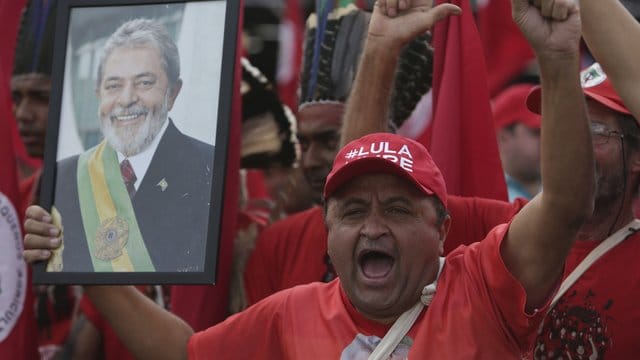 Ein Unterstützer hält bei einer Demonstration in Brasilia ein Foto des ehemaligen brasilianischen Präsidenten Lula da Silva. Ein Unterstützer hält bei einer Demonstration in Brasilia ein Foto des ehemaligen brasilianischen Präsidenten Lula da Silva.