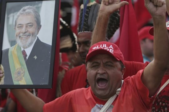 Ein Unterstützer hält bei einer Demonstration in Brasilia ein Foto des ehemaligen brasilianischen Präsidenten Lula da Silva.