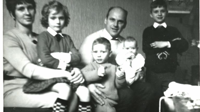 Ein Foto der Familie Holleeder aus dem Jahr 1966: Willem (M.) und Astrid (2.v.r) auf dem Schoß ihres Vaters. 50 Jahre später will der Bruder die Schwester ermorden lassen.