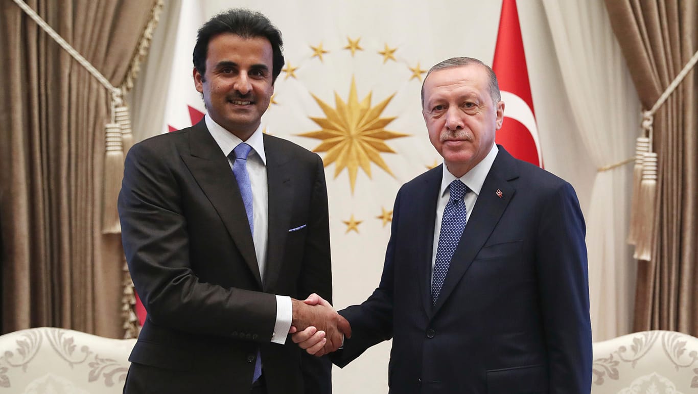Katars Scheich Tamim bin Hamad al-Thani (li.) bei einem Treffen mit Recep Tayyip Erdogan: Der Golfstaat springt der Türkei mit Milliarden-Investitionen zur Seite.