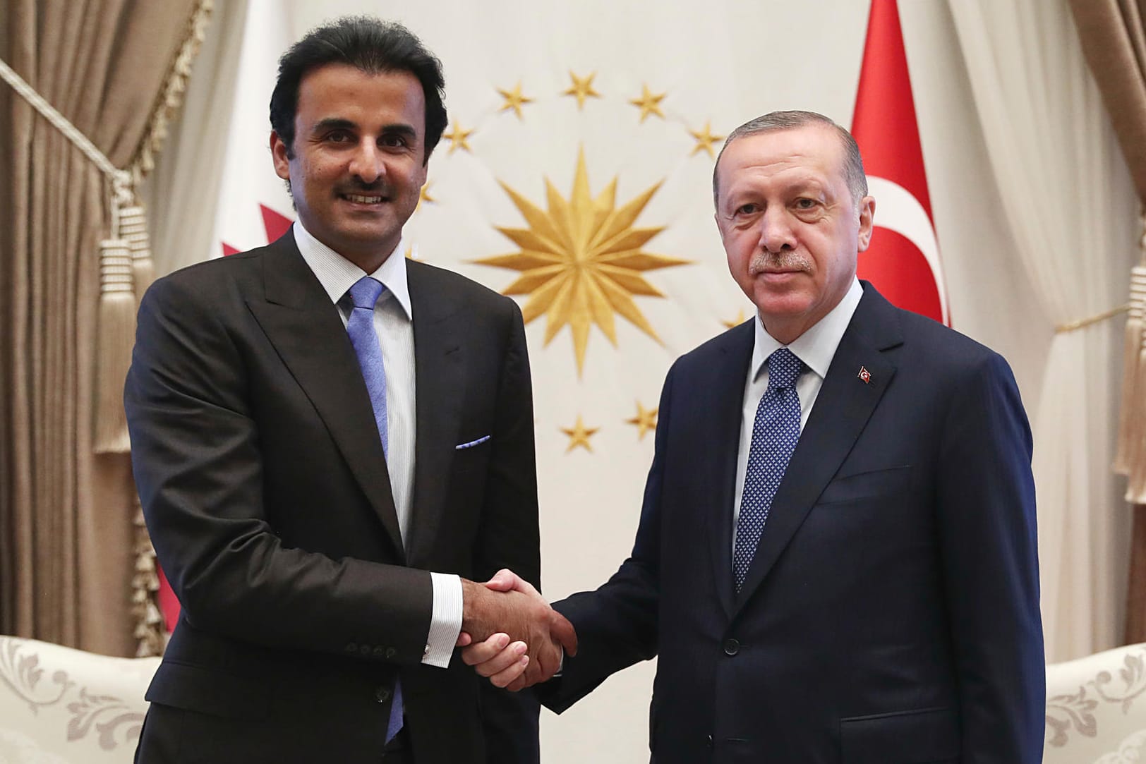 Katars Scheich Tamim bin Hamad al-Thani (li.) bei einem Treffen mit Recep Tayyip Erdogan: Der Golfstaat springt der Türkei mit Milliarden-Investitionen zur Seite.