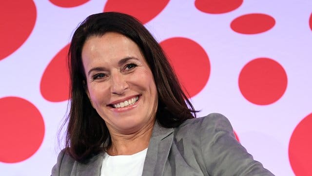 Anne Will ist die Erste, die sich aus der Sommerpause zurückmeldet.