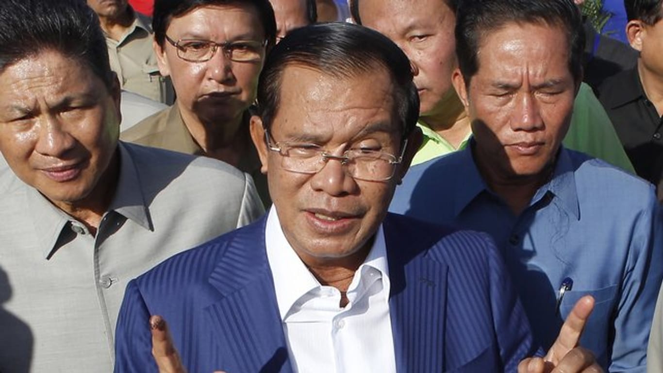 Hun Sen (M), alter und neuer Ministerpräsident von Kambodscha.