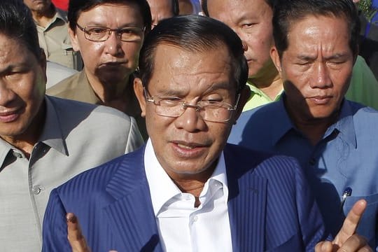 Hun Sen (M), alter und neuer Ministerpräsident von Kambodscha.