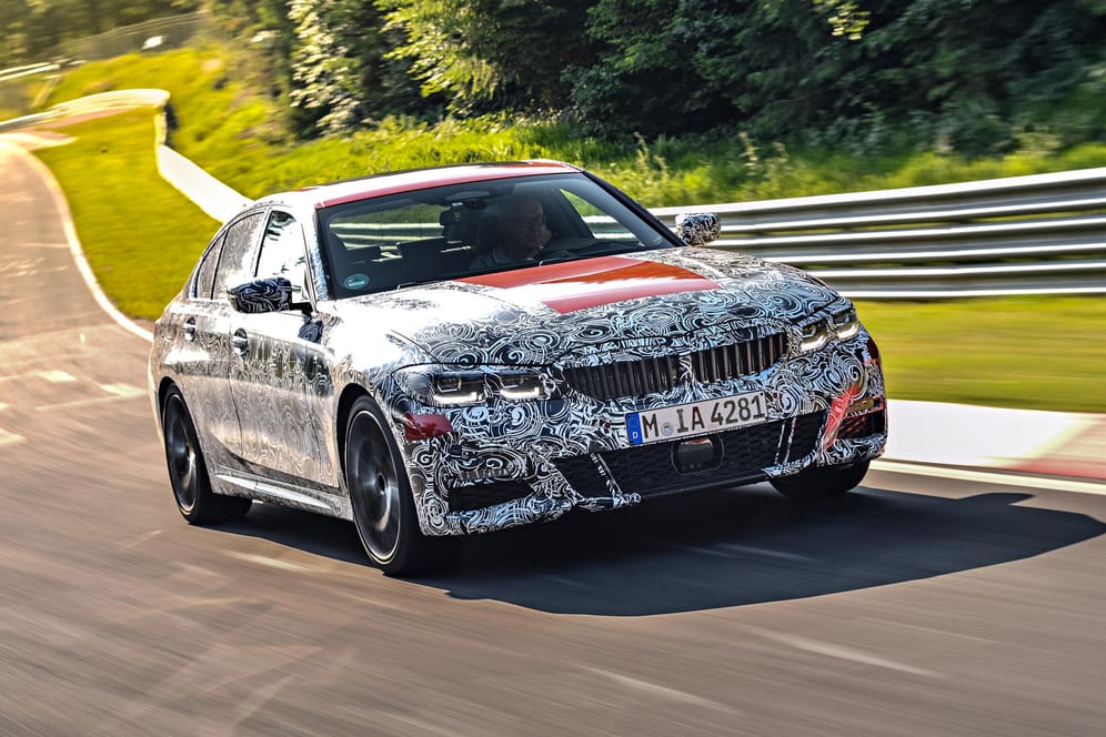 BMW 3er: Beim noch leicht getarnten neuen 3er legt BMW am Nürburgring letzte Hand an.