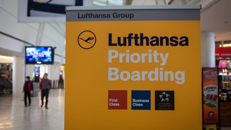 Hinweisschild der Lufthansa: Wer erste Klasse fliegt, darf mit als erstes ins Flugzeug einsteigen.
