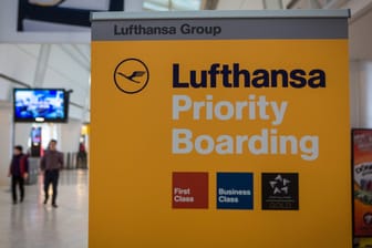 Hinweisschild der Lufthansa: Wer erste Klasse fliegt, darf mit als erstes ins Flugzeug einsteigen.