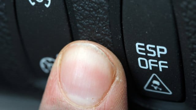 Besonders für Fahranfänger ein großer Vorteil: Das elektronische Stabilitäts-Programm ESP erhöht die Sicherheit im Straßenverkehr. Besonders für Fahranfänger ein großer Vorteil: Das elektronische Stabilitäts-Programm ESP erhöht die Sicherheit im Straßenverkehr.