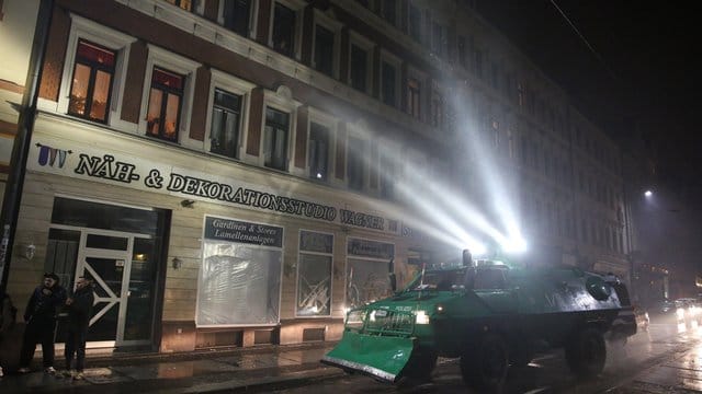 Mehr als zweieinhalb Jahre nach den Krawallen von Neonazis im Leipziger Stadtteil Connewitz müssen sich die ersten beiden Beschuldigten vor Gericht verantworten.