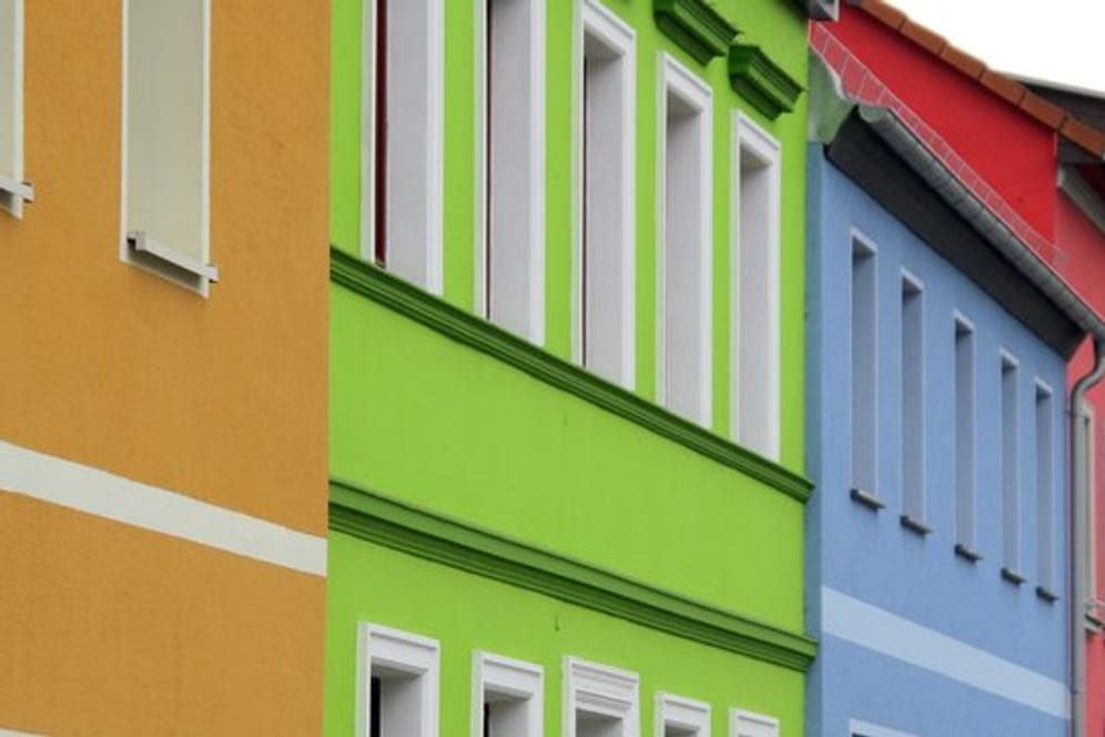 Bei der Wahl der Fassadenfarbe denken Hausbesitzer am besten auch an die Sommermonate.